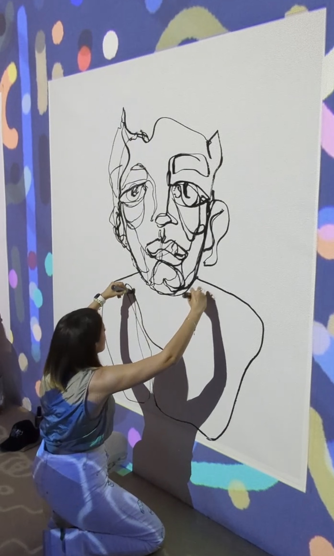 Parin Heidari drawing a one-line portrait live